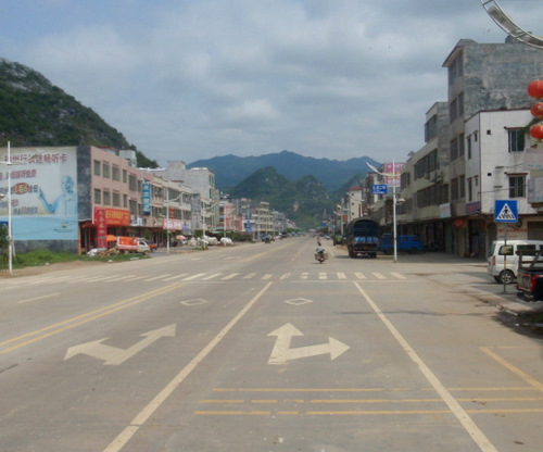 Entering the town of Jiu Long.